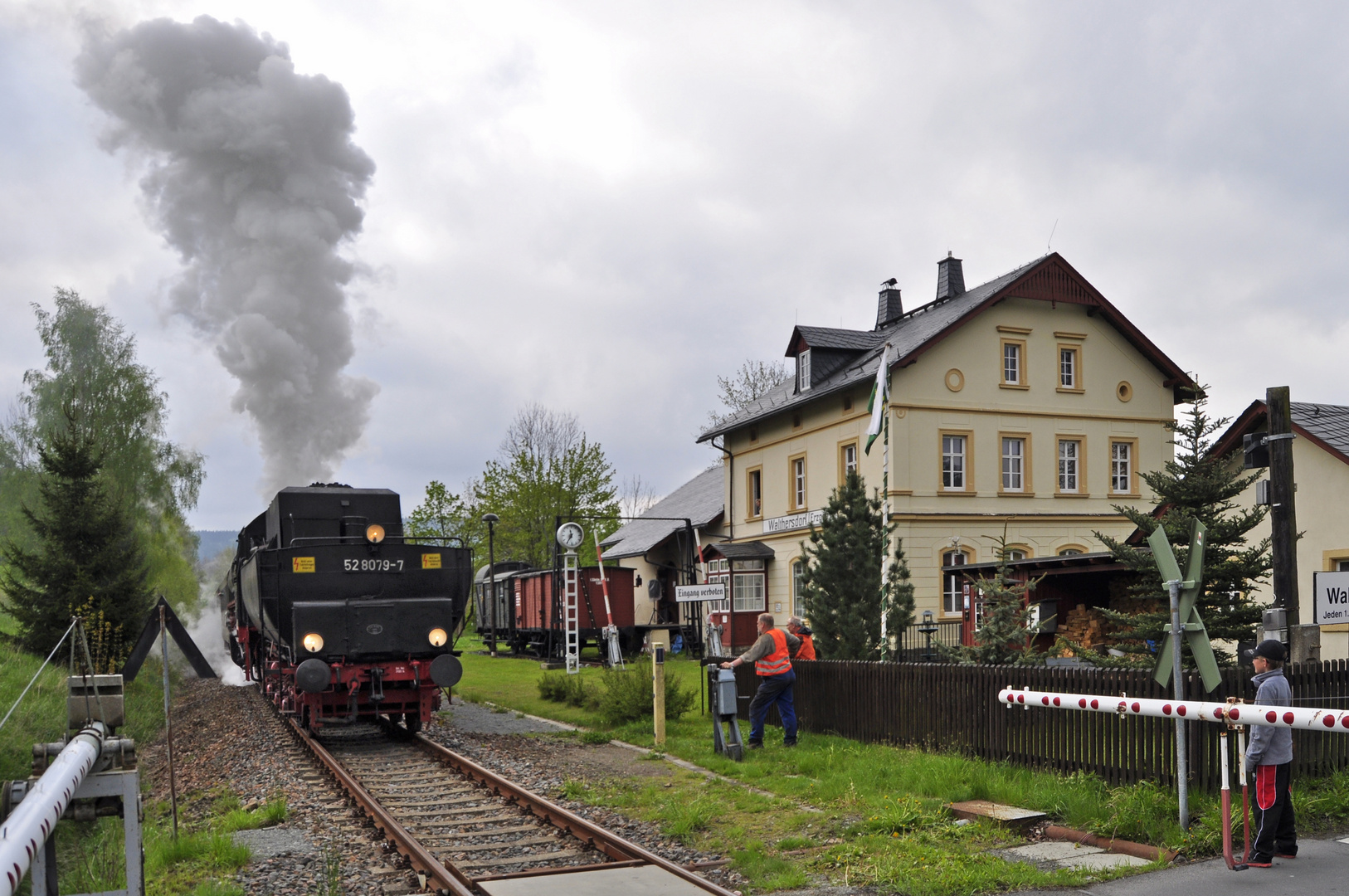 Lok 52 8079 hat, von Annaberg-Buchholz kommend, den Museumsbahnhof Walthersdorf erreicht.