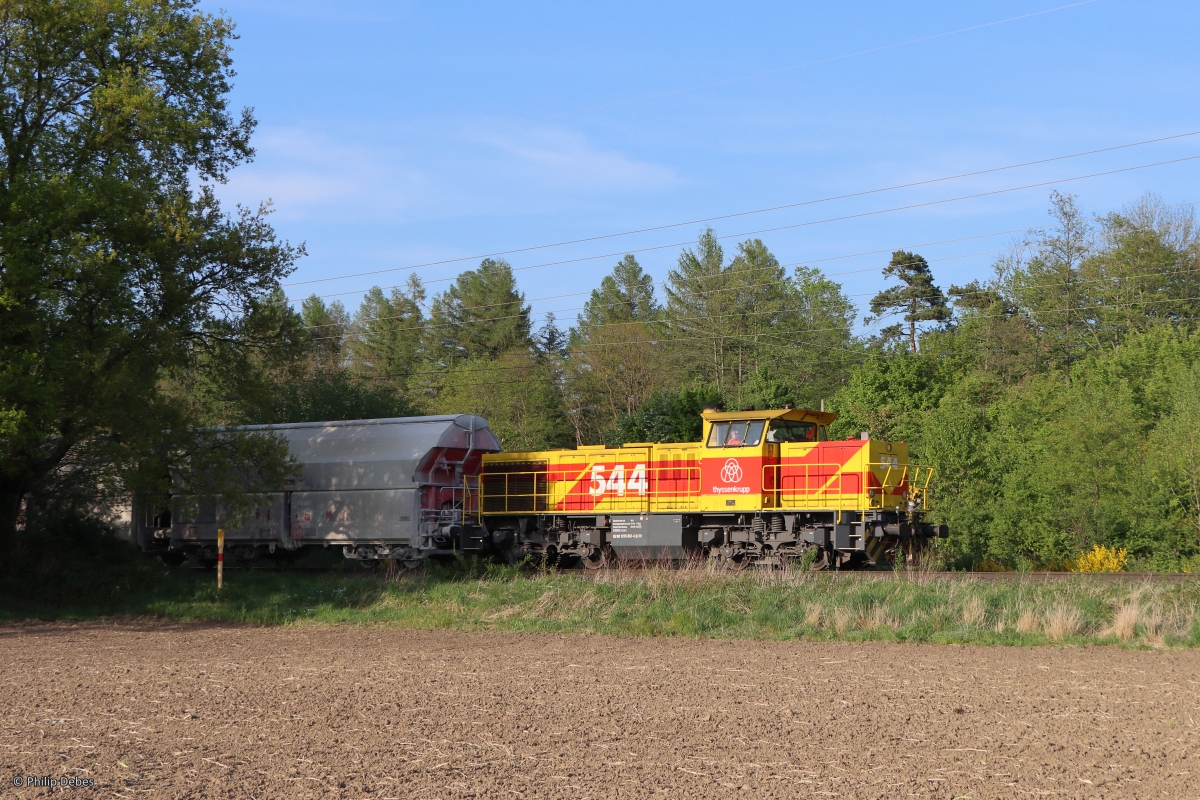 Lok 544 von ThyssenKrupp mit leerem Kalkzug