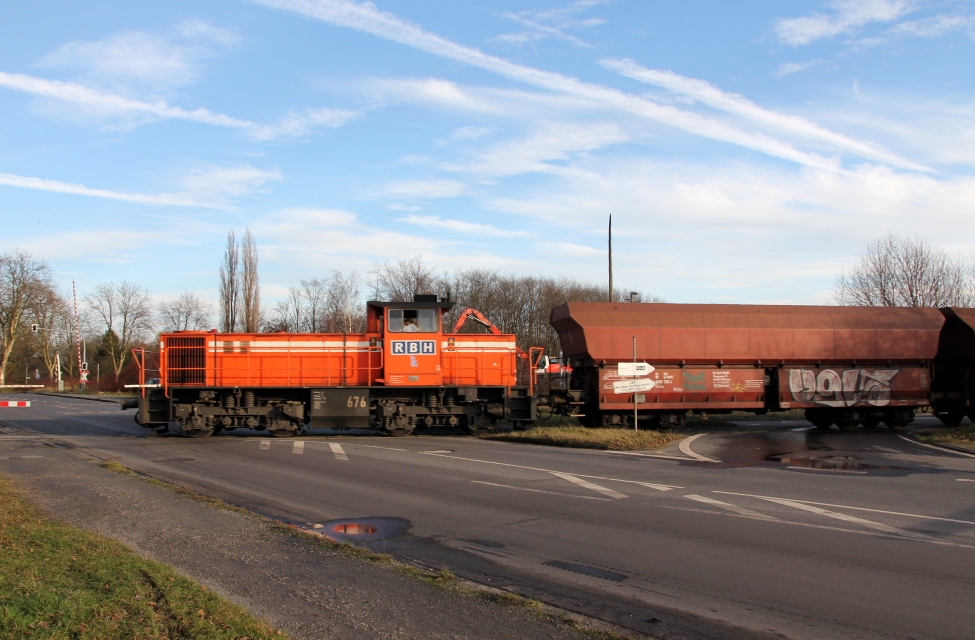 Lok 676 kommt mit leeren Wagen