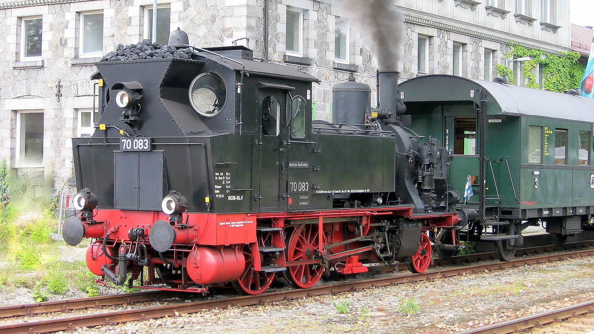 Lok 70 083 auf der Bayrischen Waldbahn im Bf Bayrisch Eisenstein