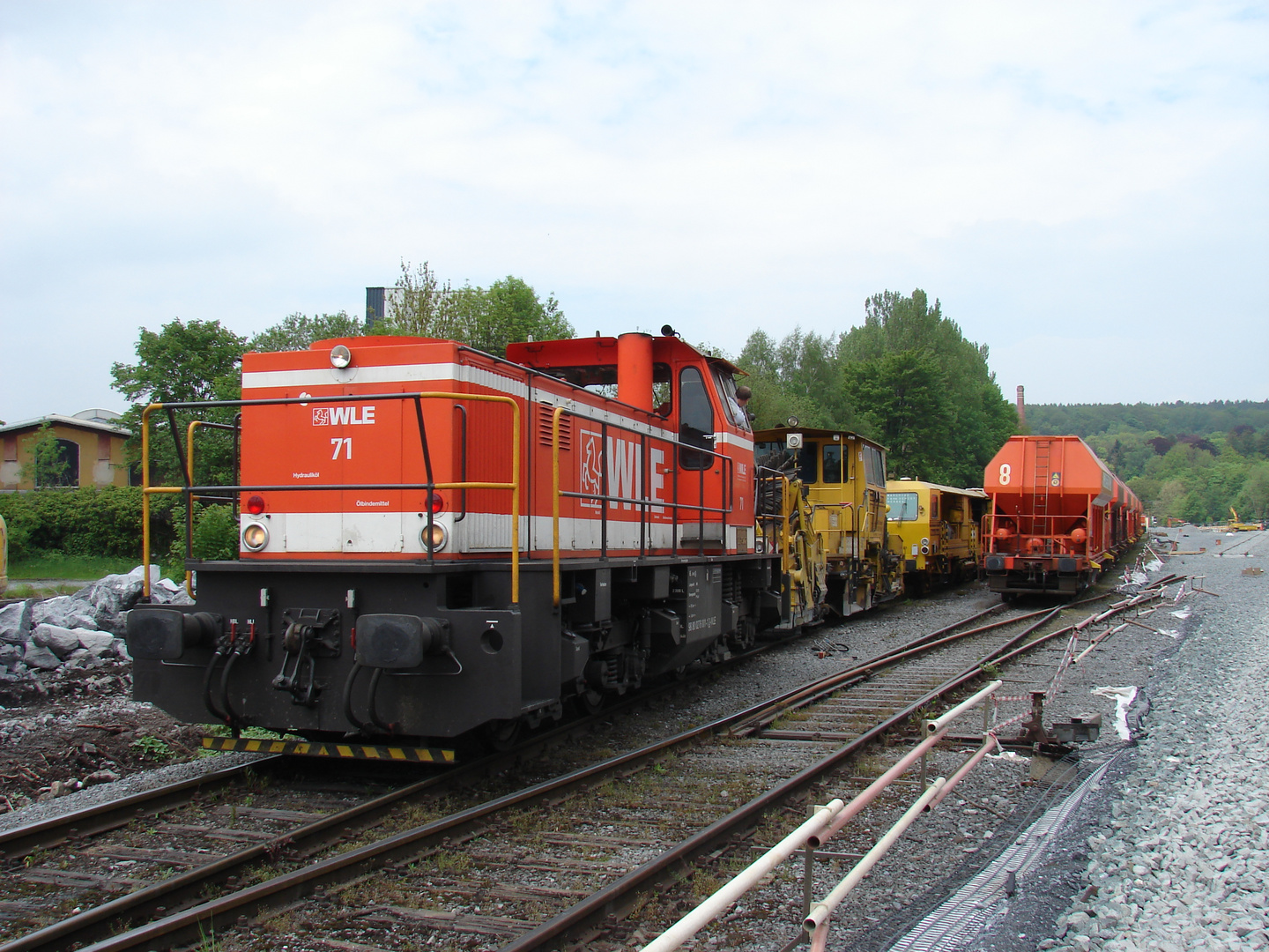 Lok 71 rangiert die Baumaschinen