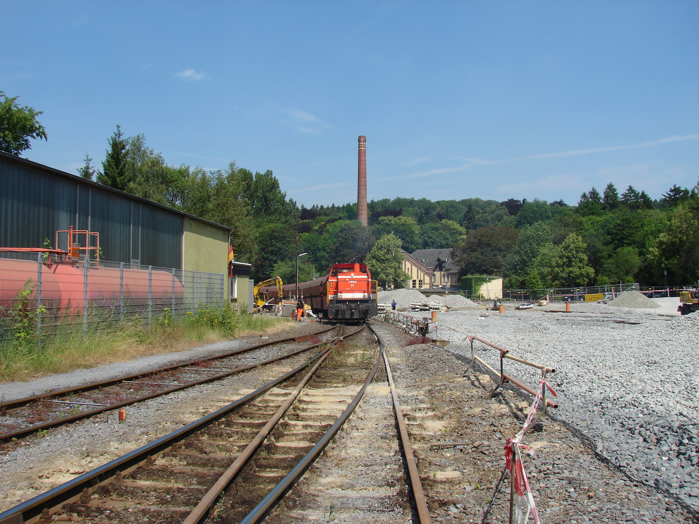 Lok 71 verläßt am Schluß des Brühne-Kalkmehlzuges den alten Bahnhof