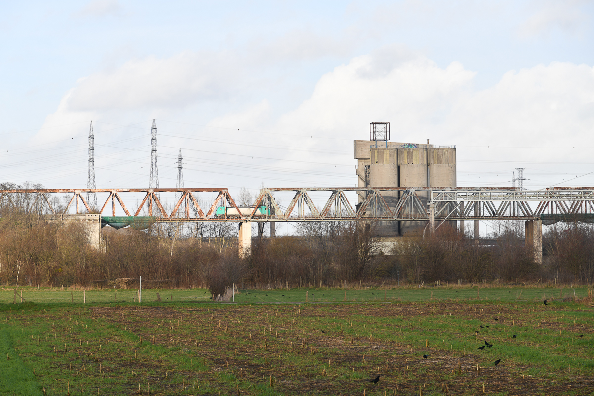 Lok auf Eisenbahnbrücke über den Kanal Albert-Visé-Haccourt (B)