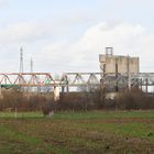 Lok auf Eisenbahnbrücke über den Kanal Albert-Visé-Haccourt (B)