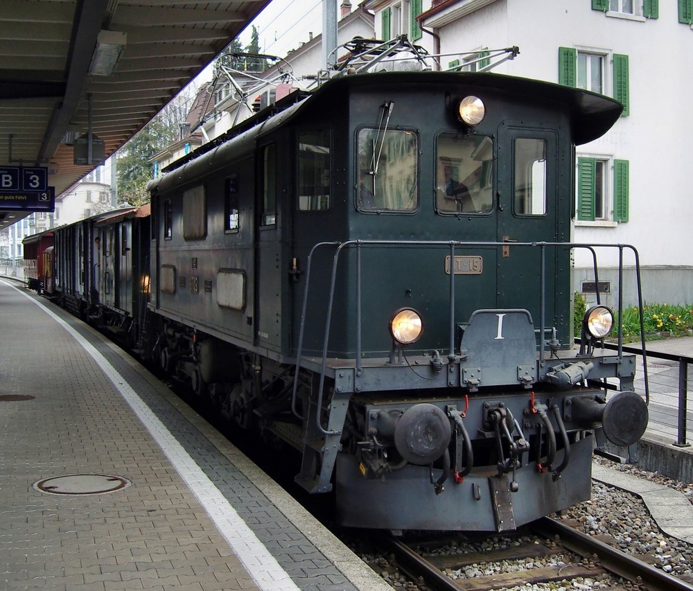 Lok Be 4/4 Nr. 15 der Bodensee-Toggenburg-Bahn bei einer Sonderfahrt im Bf. Rüti ZH