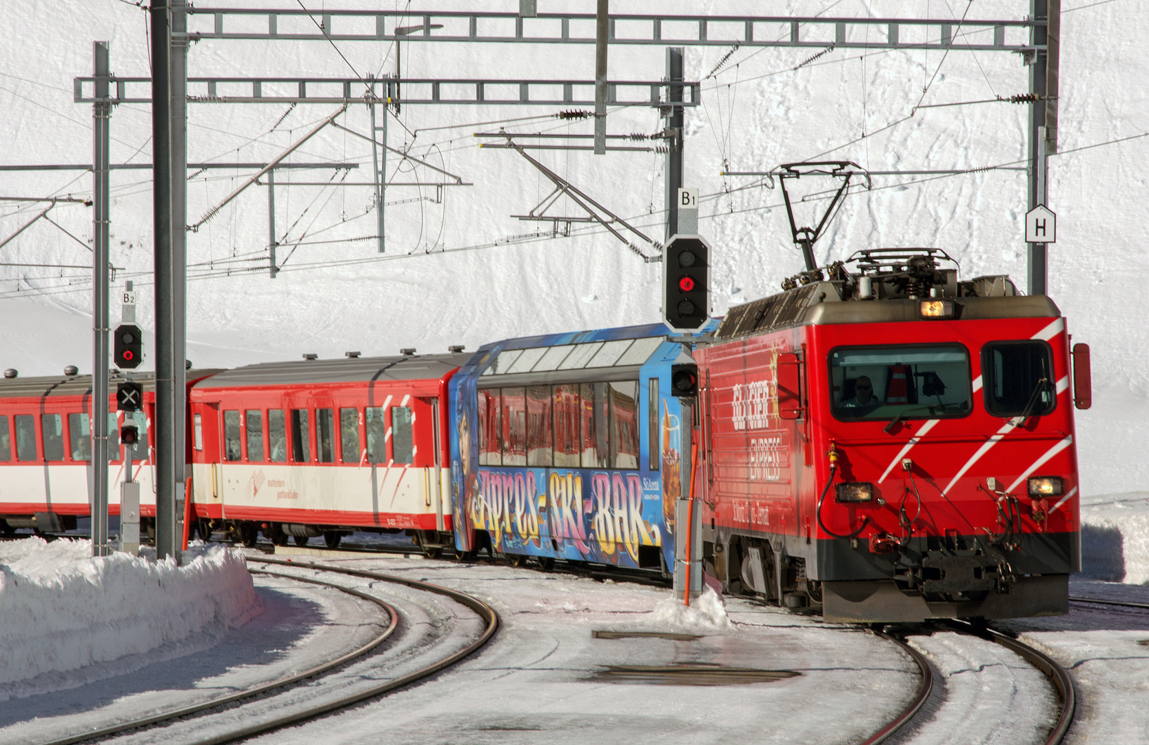 Lok Deh 4/4 der MGB Bahnhof Oberalppass 