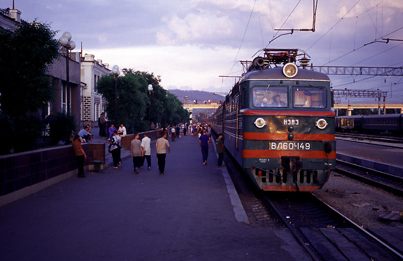 Lok der Transsib im Abendlicht