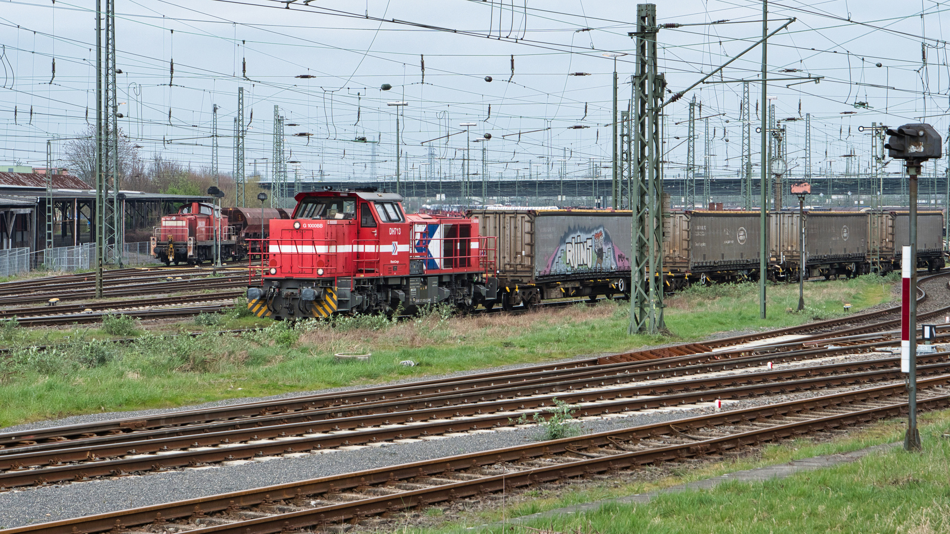 Lok DH 713 im Güterbahnhof Neuss