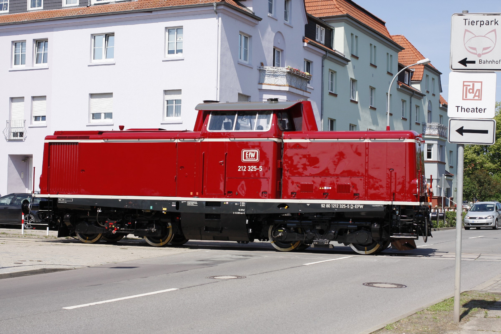 Lok fährt ins Bahnwerk Stendal