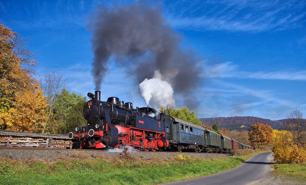 Lok HC 206 des Hessencourrier auf herbstlicher Bergfahrt