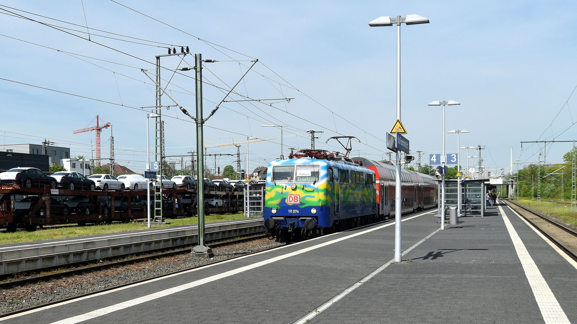 Lok "Hilde" mit Ersatzzug auf der Frankenbahn im Bf Bad Friedrichshall-Jagstfeld 4.5.2023