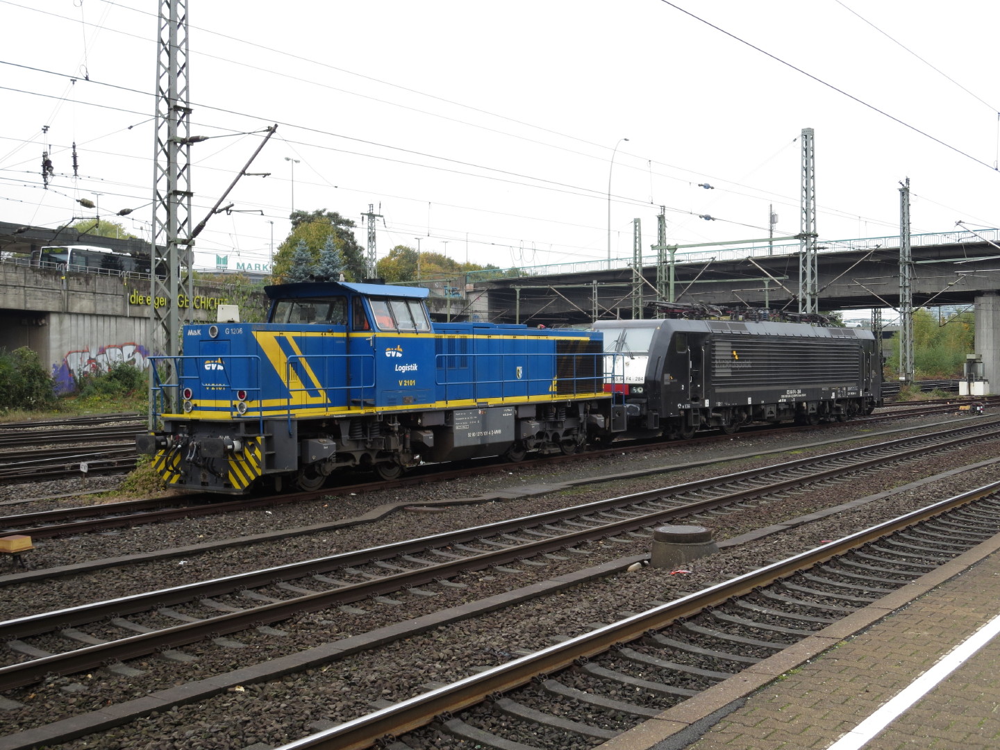 Lok Nummer 275 101 steht in Hamburg Harburg