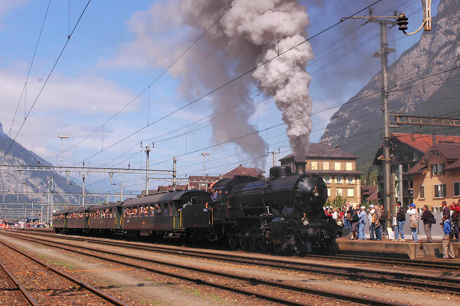 Lok SBB C5/6 in Erstfeld unmittelbar nach der Abfahrt