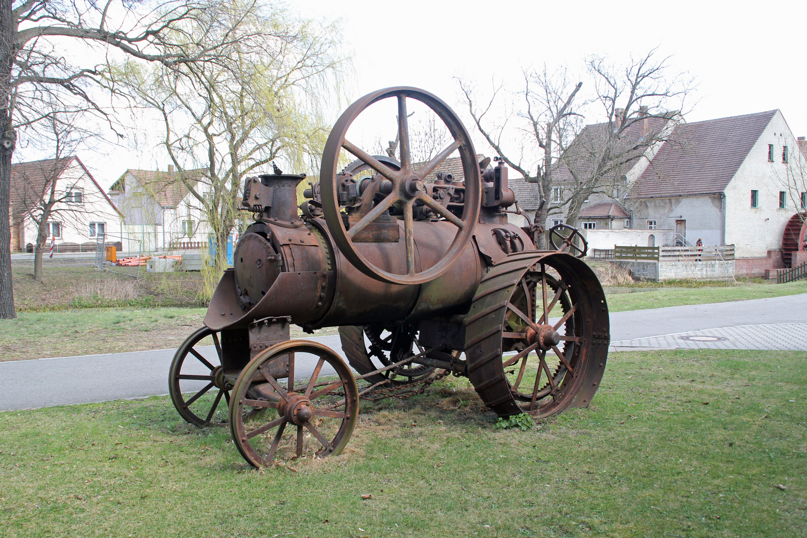 Lokomobile auf dem Dorfplatz