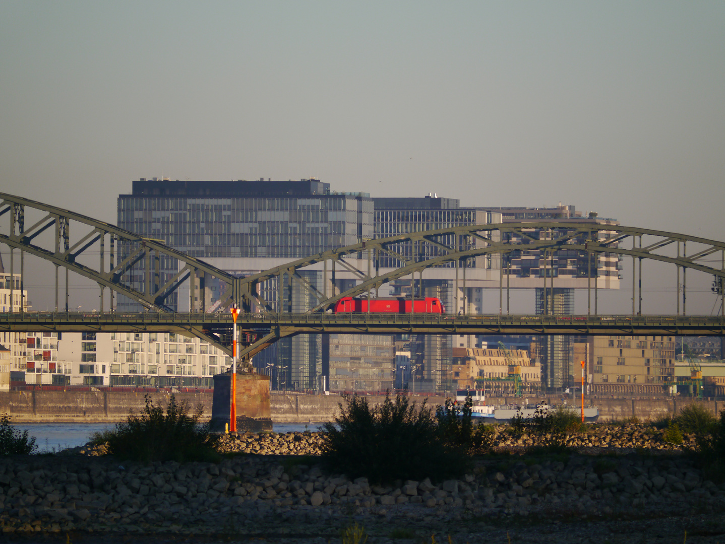 Lokomotive auf der Südbrücke vor den Kölner Kranhäusern