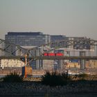 Lokomotive auf der Südbrücke vor den Kölner Kranhäusern