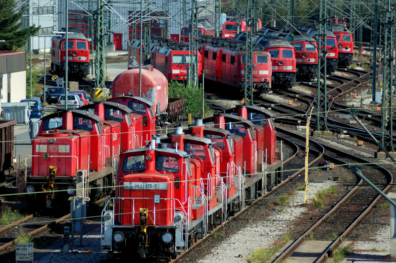 Loksammlung in rot auf dem Güterbahnhof Maschen