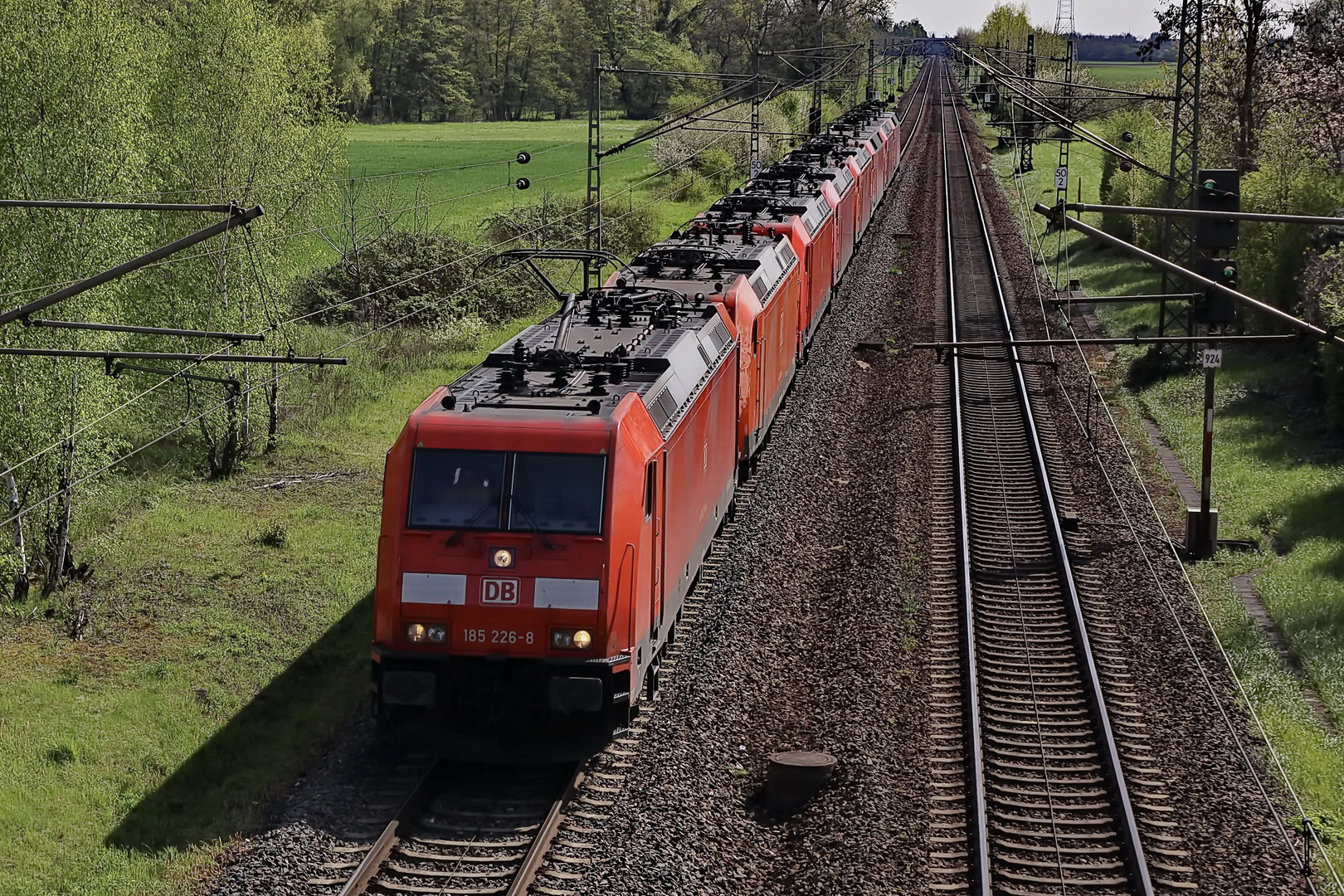 Lokzug mit 185 226-8 am Anfang und 152 015-4 am Ende des Zuges