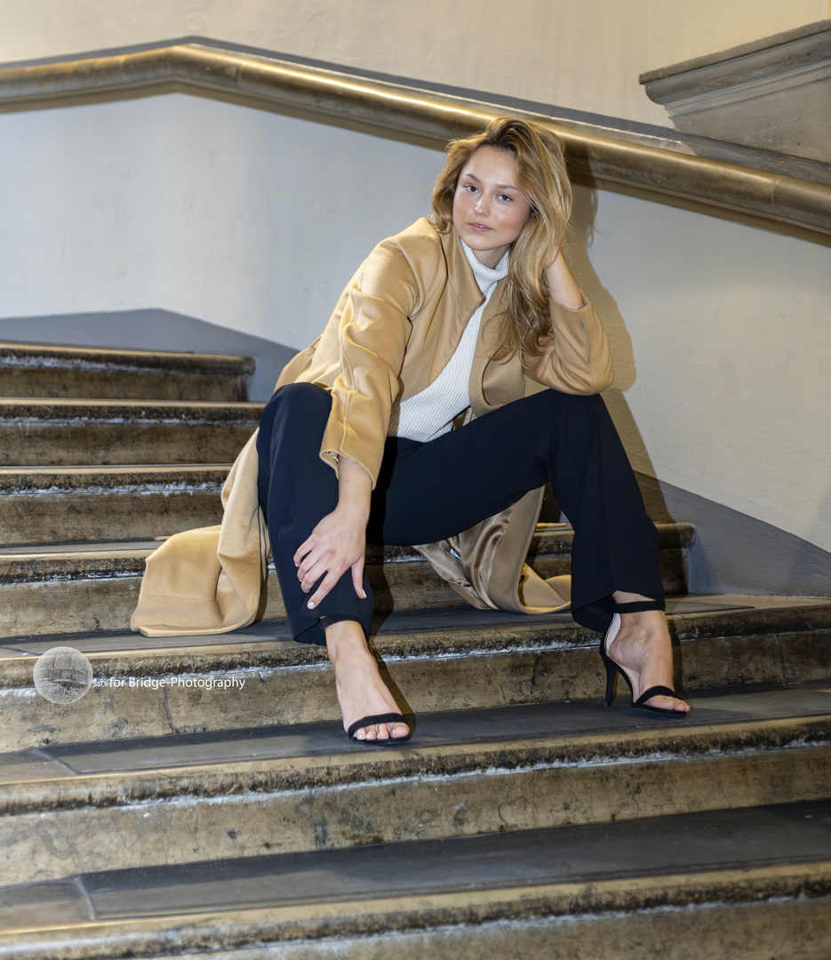 "Lola" auf der steinernen Treppe im Rathaus