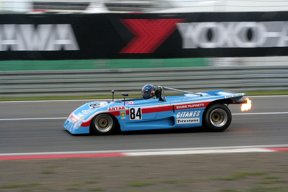 Lola T290 beim Anbremsen auf die Mercedes-Arena.