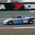 Lola T290 beim Anbremsen auf die Mercedes-Arena.