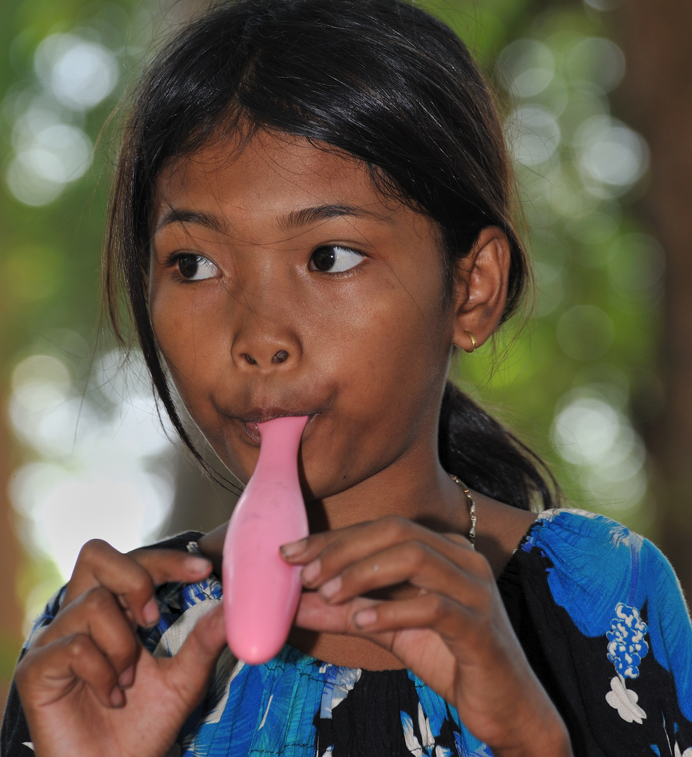 Lolei girl with balloon 1