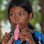 Lolei girl with balloon 1