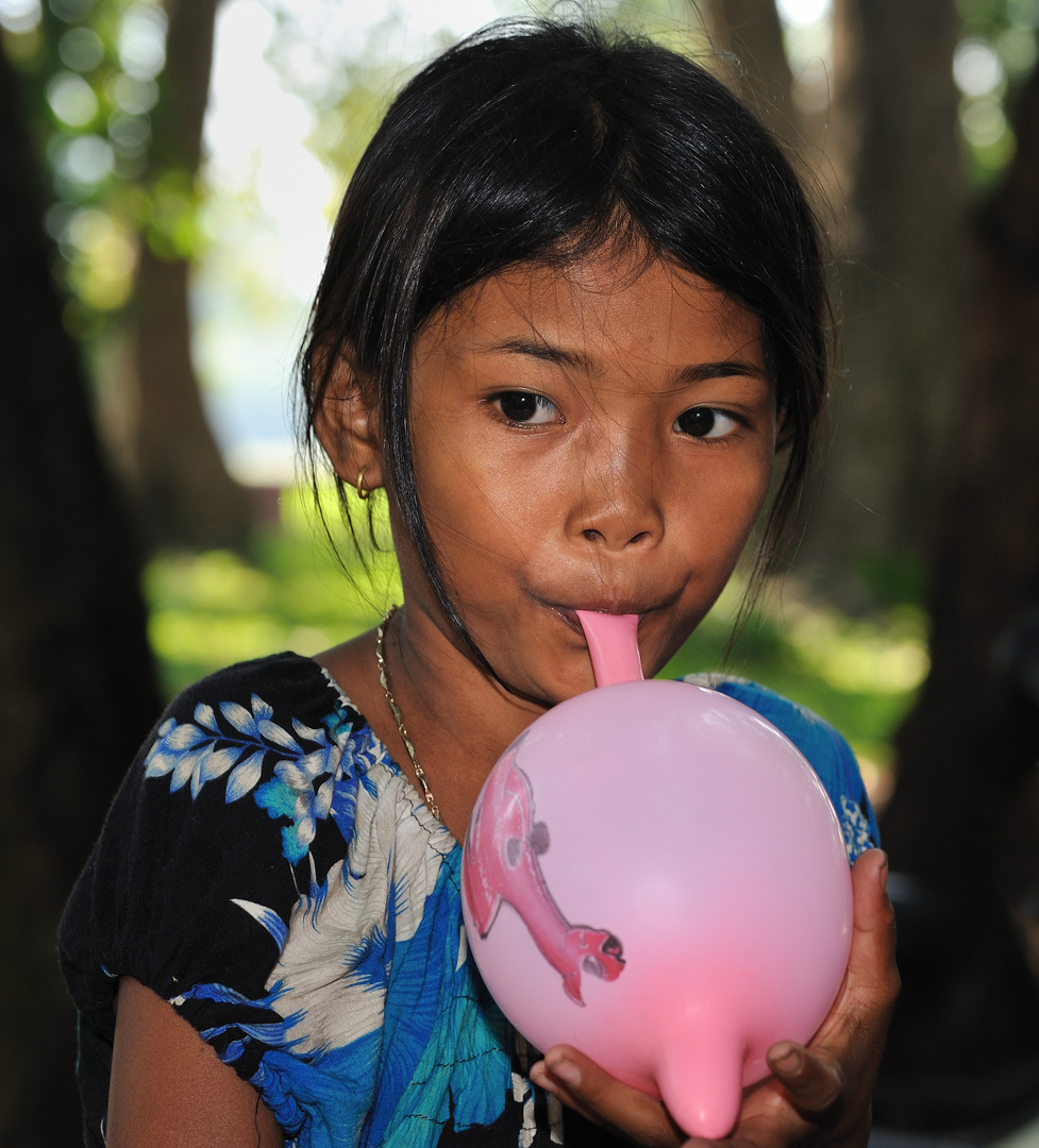 Lolei girl with balloon 2