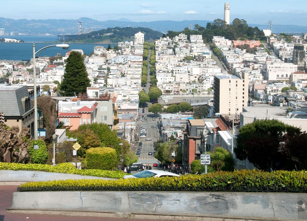 Lombardstreet mit Blick auf Meer