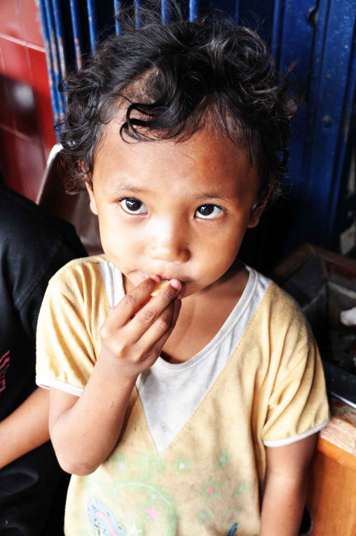 Lombok: yummy, little boy eating snake fruit.