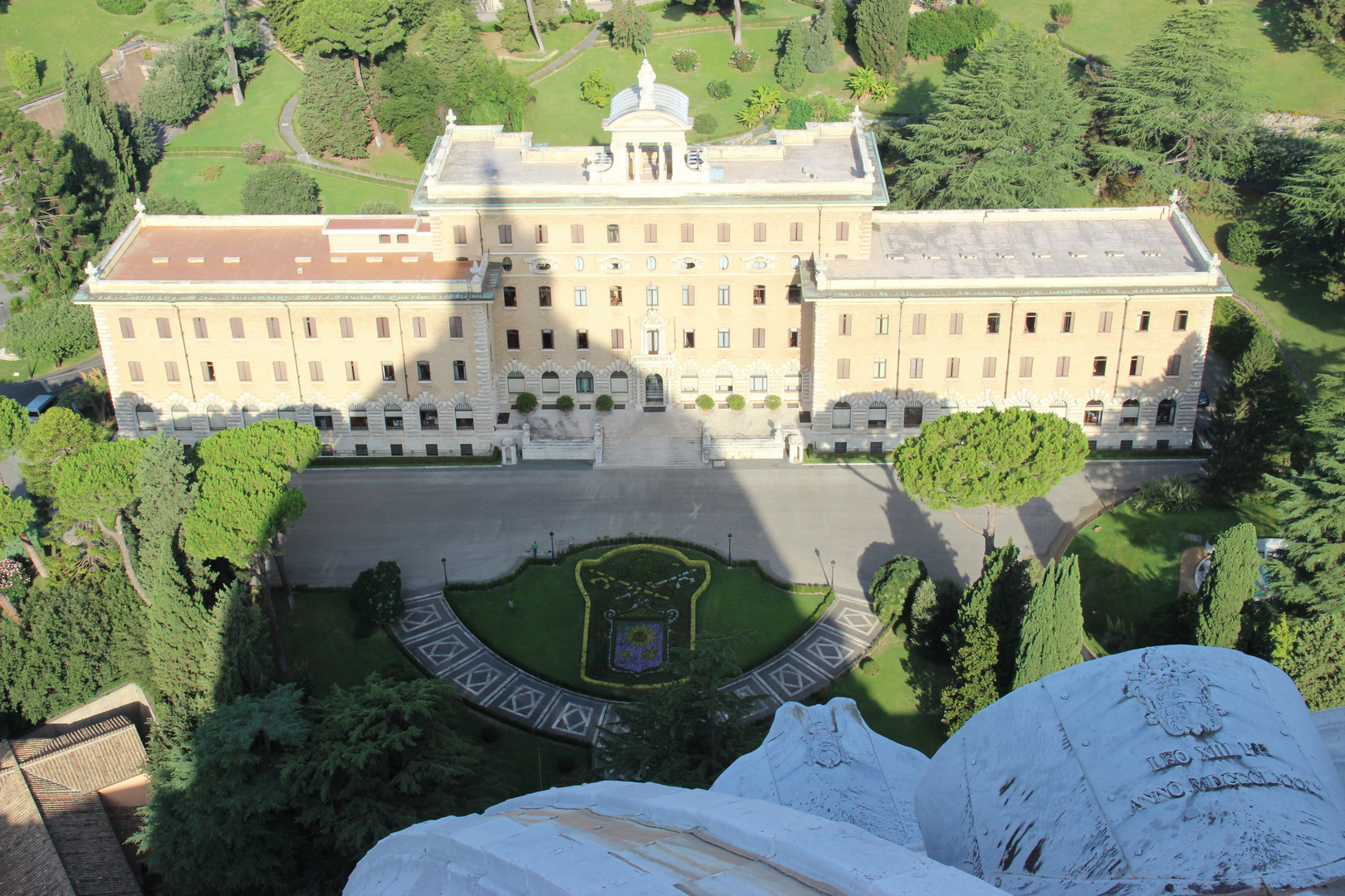 L'ombra del CUPPOLONE sui giardini vaticani