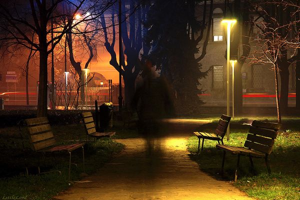 L'ombra passa fra spettatori assenti