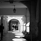 À l'ombre des arcades.