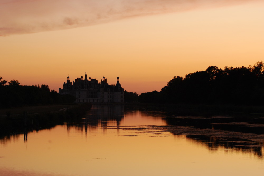 L'ombre du chateau de Chambord plane sur la Loire...