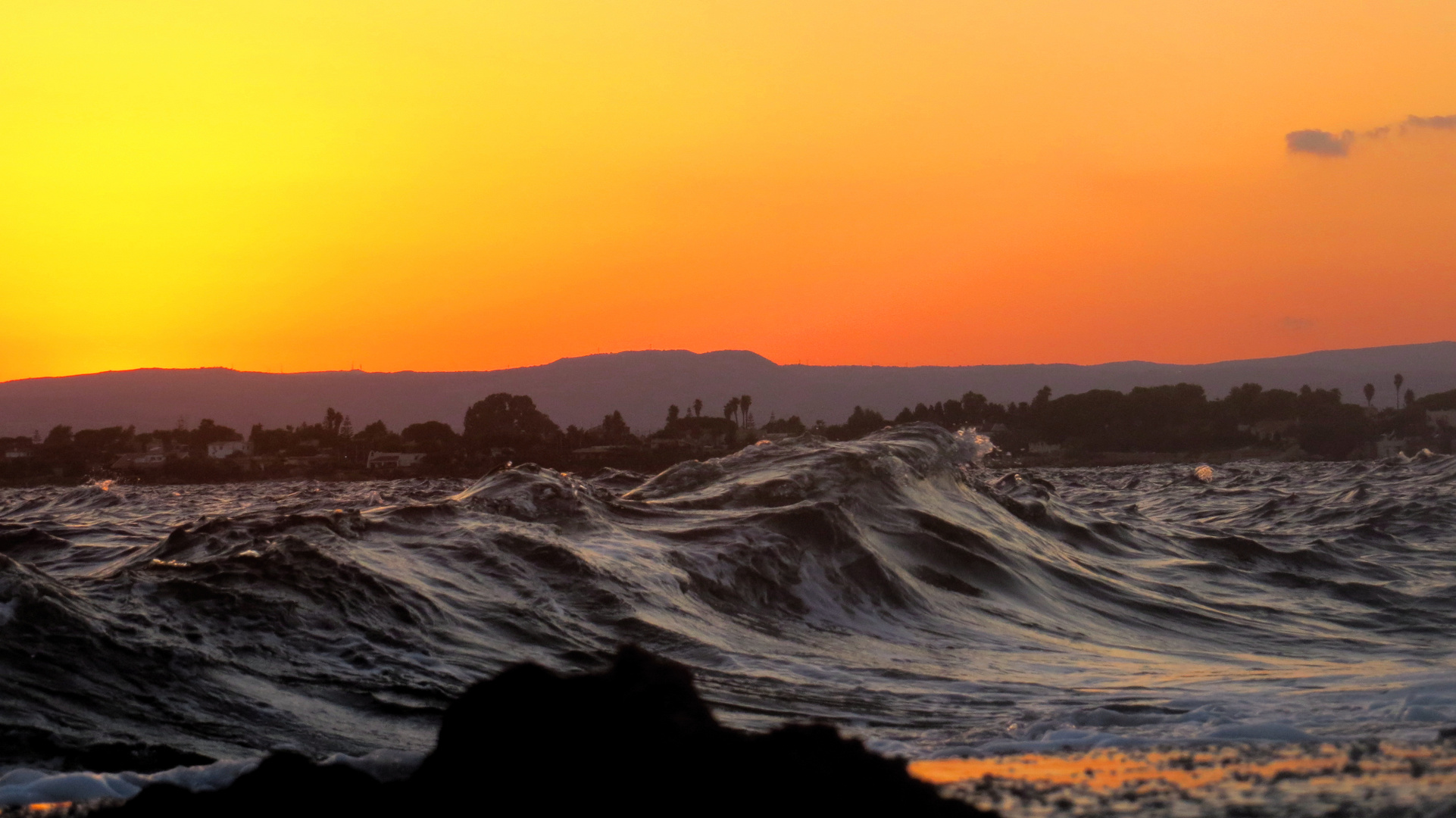 L'onda al calar del sole