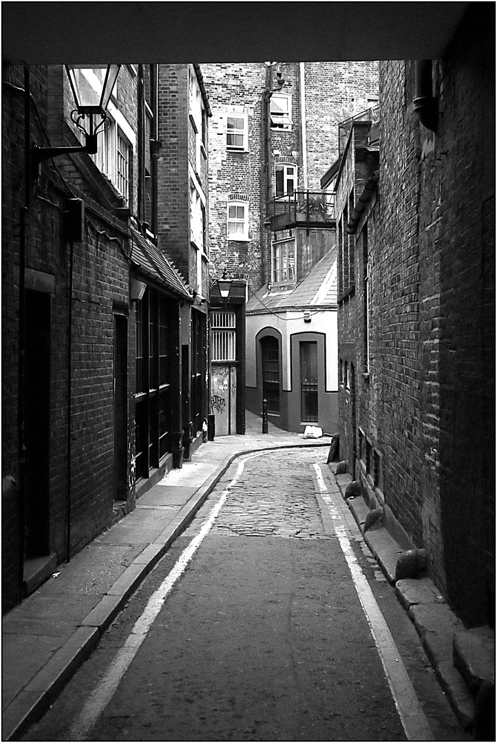 LONDON BC (Before Corona) - 67 - Newman Passage (Fitzrovia)