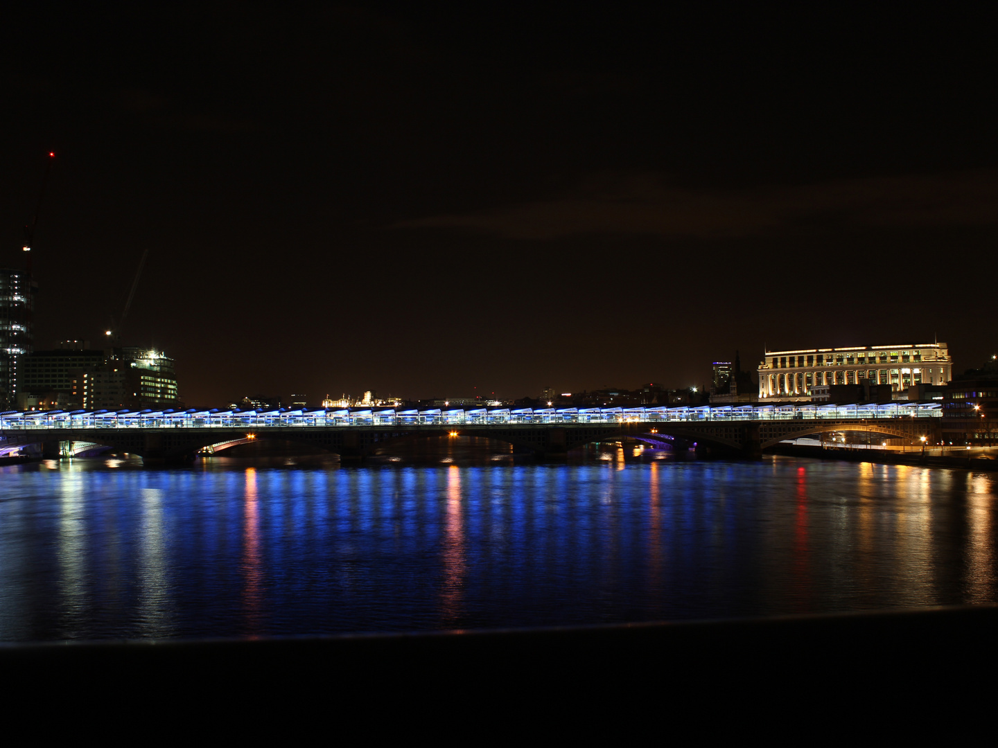 London bei Nacht Eisenbanhnbrücke