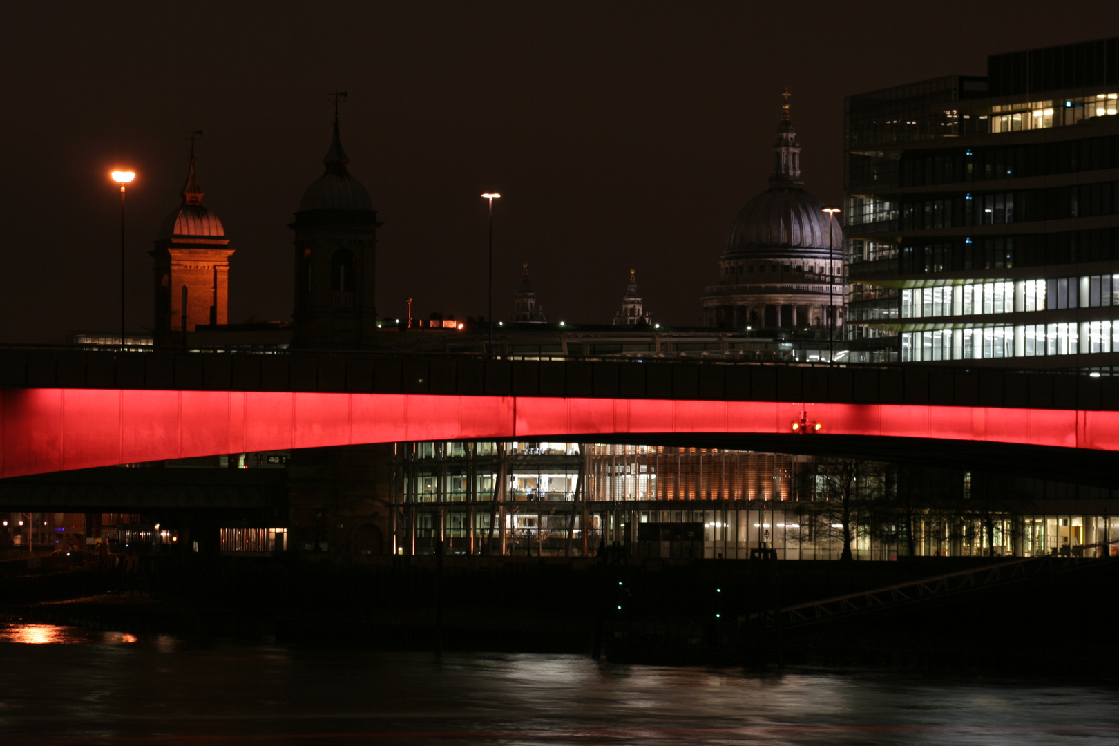 London Bridge bei Nacht (erster Versuch mit Langzeitbelichtung, Kritik erwünscht)