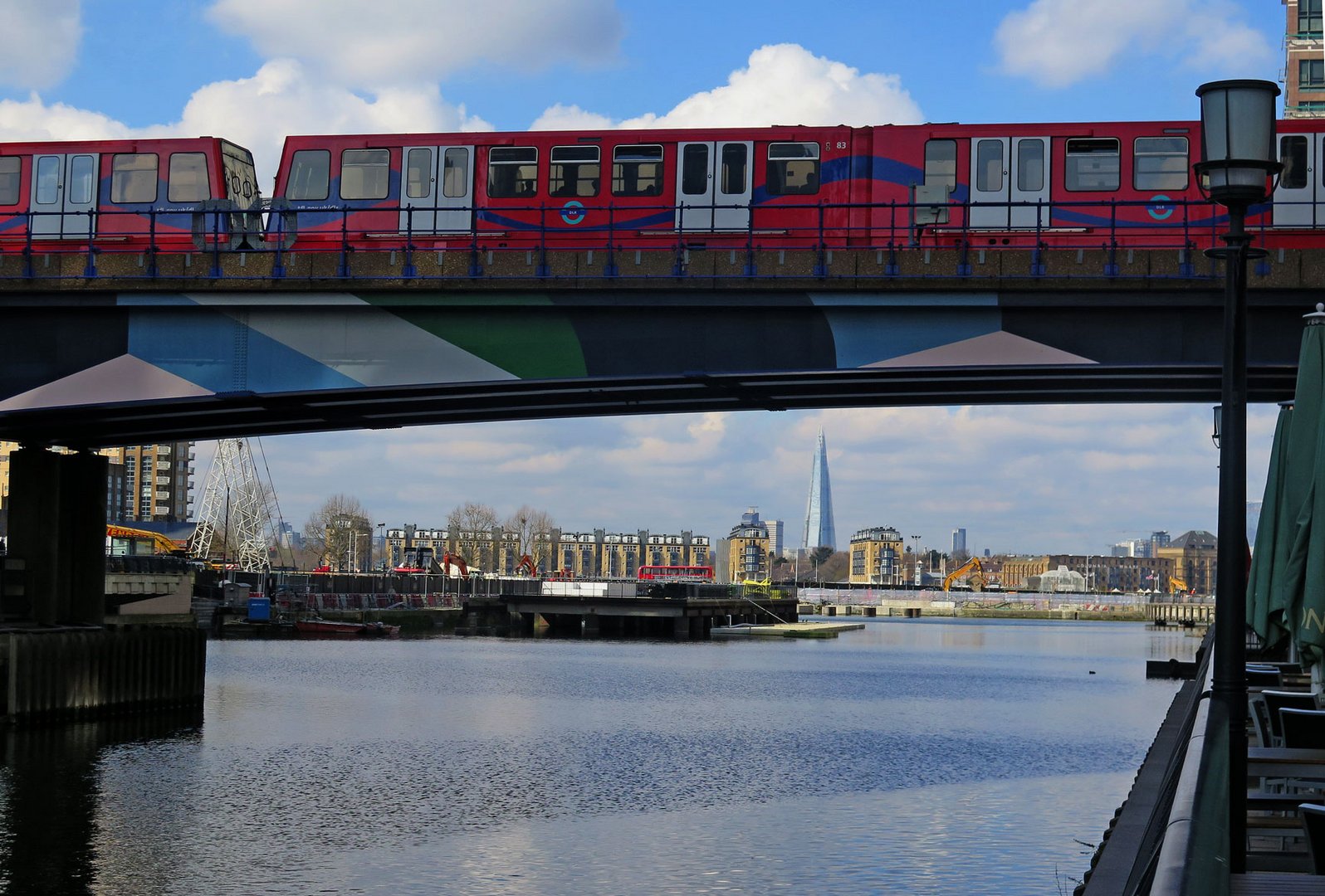 London: Canary-Wharf - Brücke mit Zug