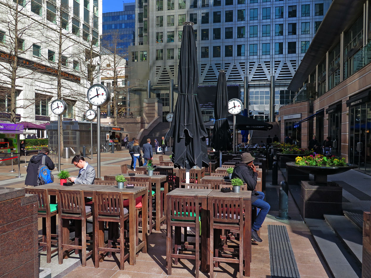 London: Canary-Wharf - Kleiner Platz inmitten der Hochhäuser