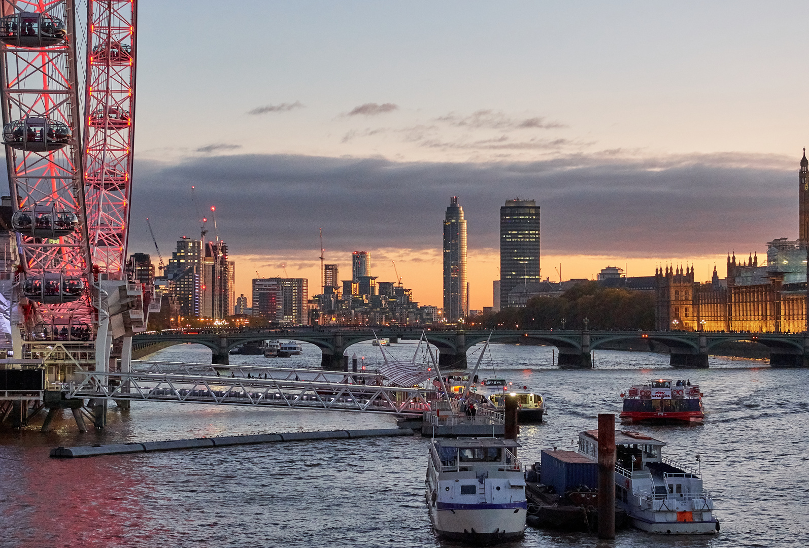 London Eye Pier nach Sonnenuntergang