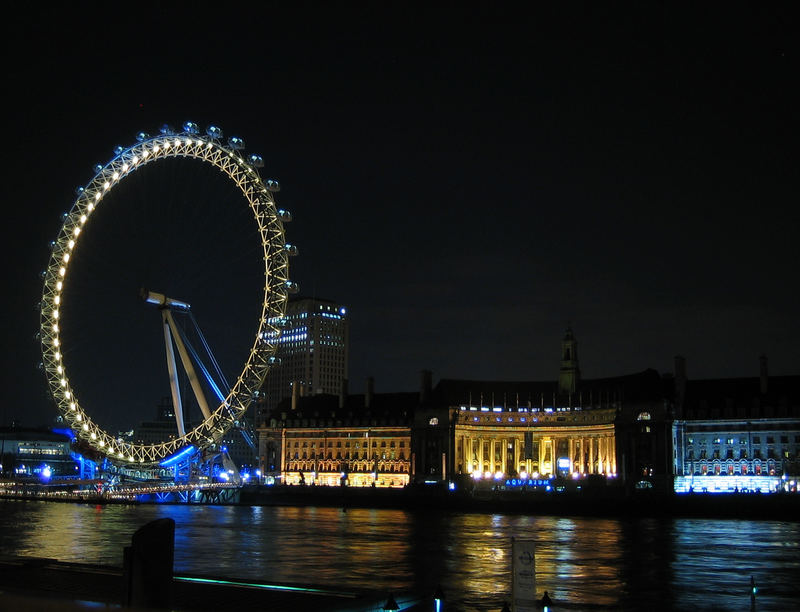 London Eye und County Hall bei Nacht