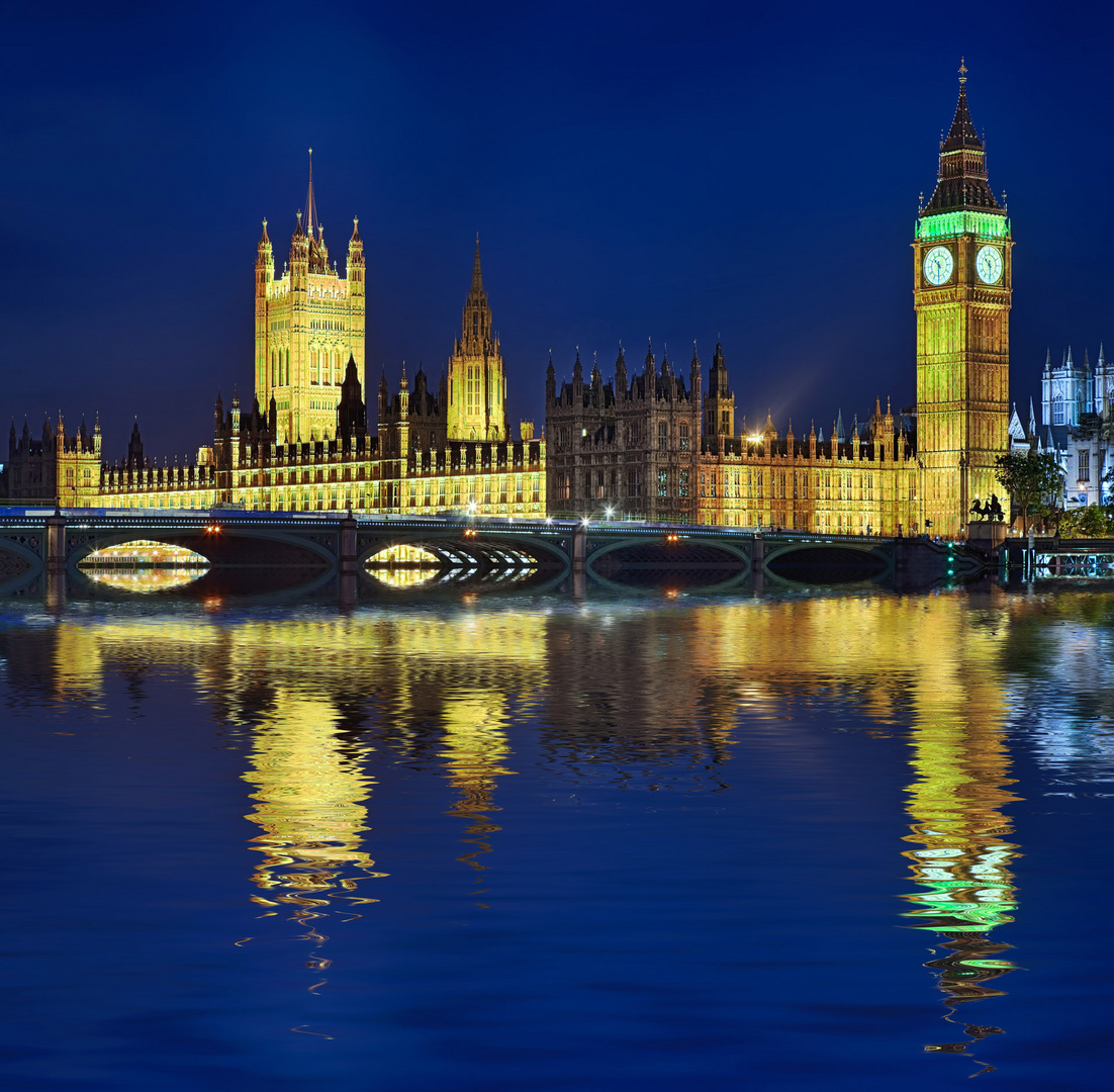 London Houses of Parlaments mit Big Ben beleuchtet mit Spiegelung in Themse