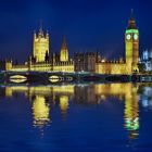 London Houses of Parlaments mit Big Ben beleuchtet mit Spiegelung in Themse