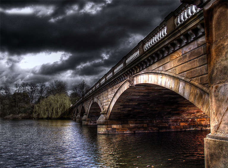 London Hyde Park - Brücke über Serpentines - HDR