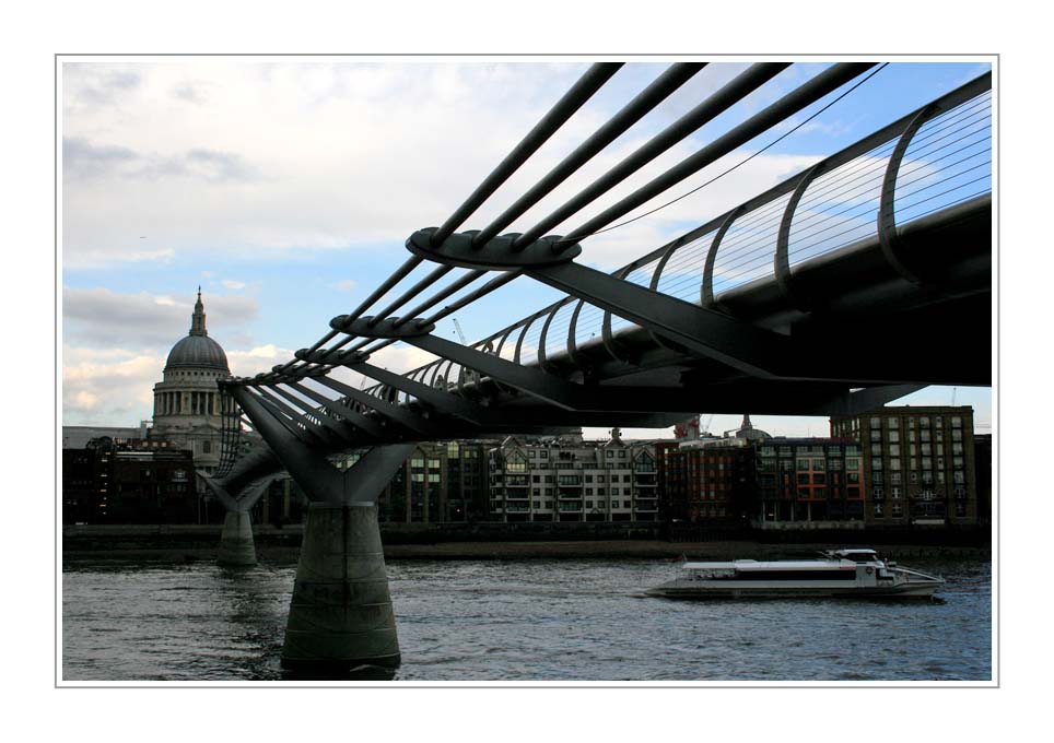 London, Millenium Bridge