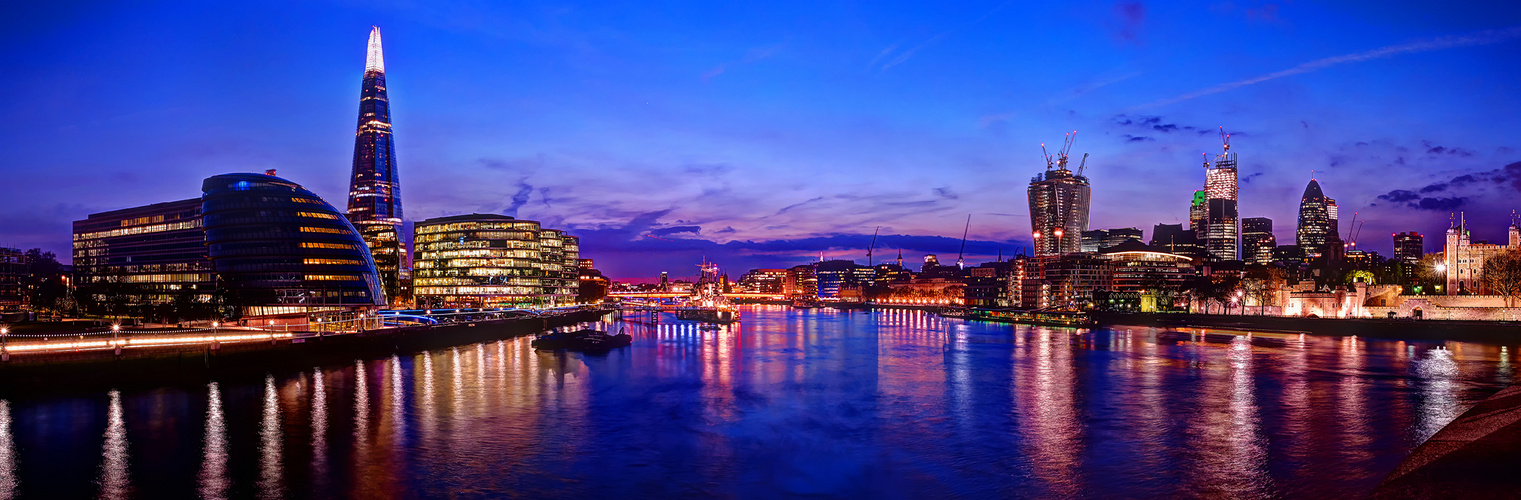 London - Panorama der City mit Blick auf die London Bridge