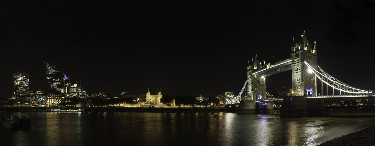 London Panorama mit Tower Bridge bei Nacht