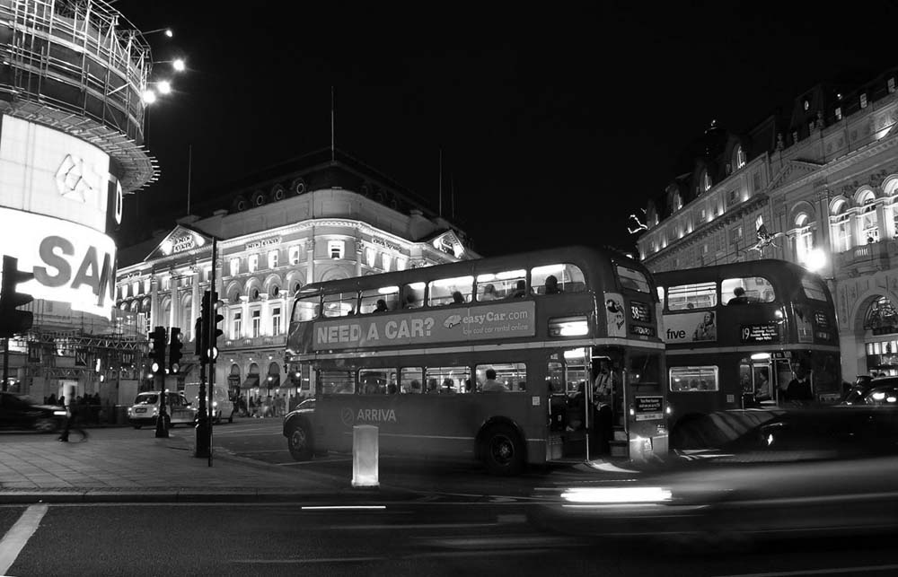 London piccadilly by night