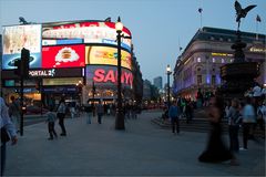 London - Piccadilly Circus zur Blauen Stunde (2)